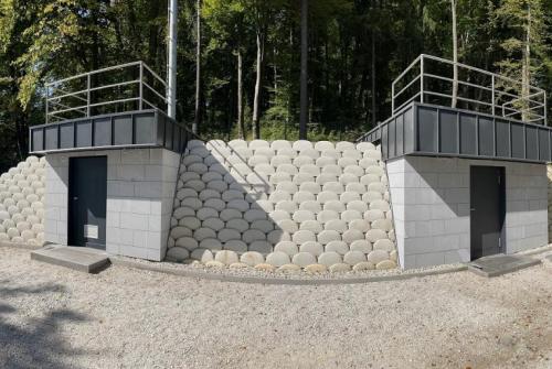Na sliki sta obnovljeni in novi vodohran Dobeno.