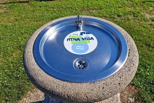 Pitnik z nalepko Čista pitna voda.