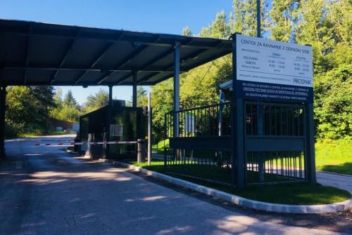 Na sliki je vhod v Center za ravnanje z odpadki Dob.