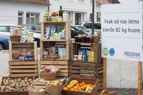 Razstava količine hrane, ki jo letno zavrže ena oseba.