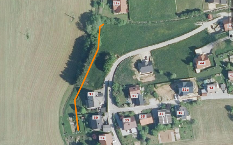 Označena trasa kanalizacije na zračnem posnetku.