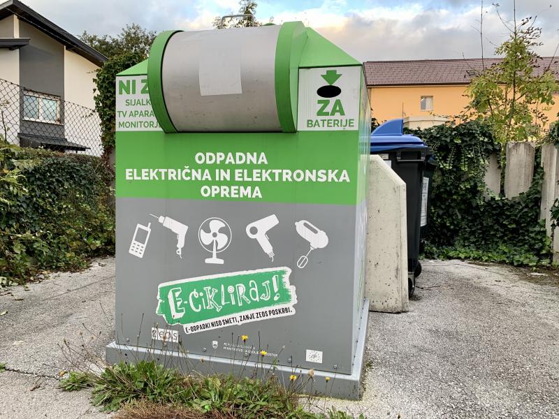 Ulični zbiralnik za e-odpadke na ekološkem otoku