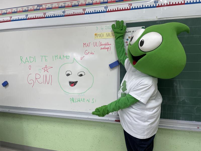 Grini v razredu ob obisku v šoli.
