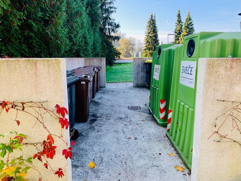 Prostor za ločeno zbiranje odpadkov na pokopališču.