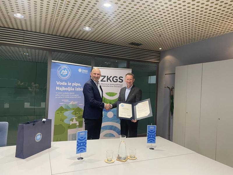 Direktor Javnega komunalnega podjetja Prodnik, Marko Fatur, in direktor Zbornice komunalnega gospodarstva, Sebastjan Zupanc, ob podelitvi certifikata