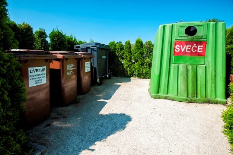 Prostor za ločeno zbiranje odpadkov na pokopališču